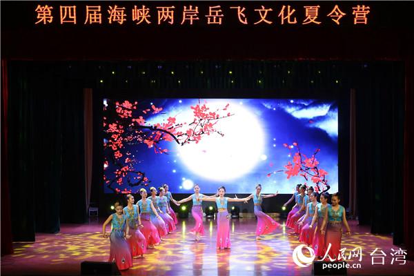 复旦中学学生表演舞蹈《月亮》。活动主办方供图